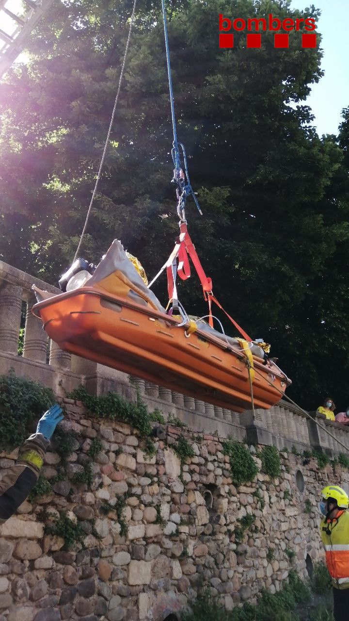 Un home es precipita al riu Onyar des d'una alçada de cinc metres a Girona