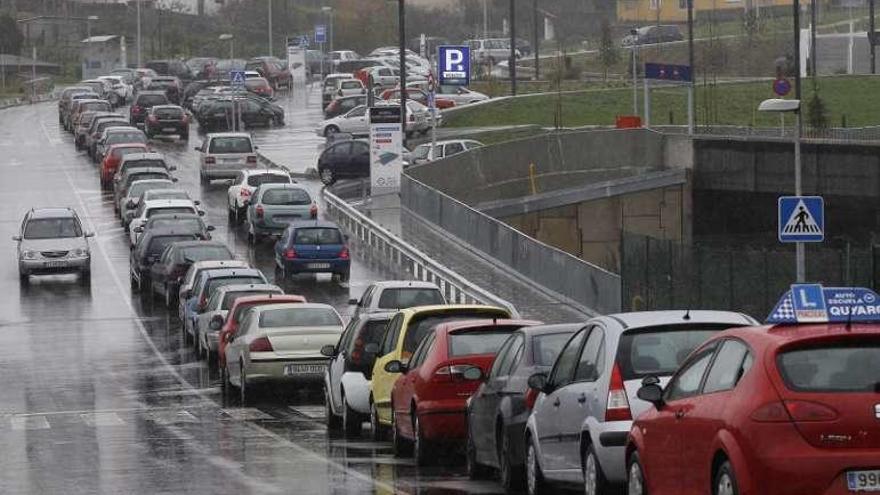 Aparcamientos en medio del acceso al hospital. // Jose Lores