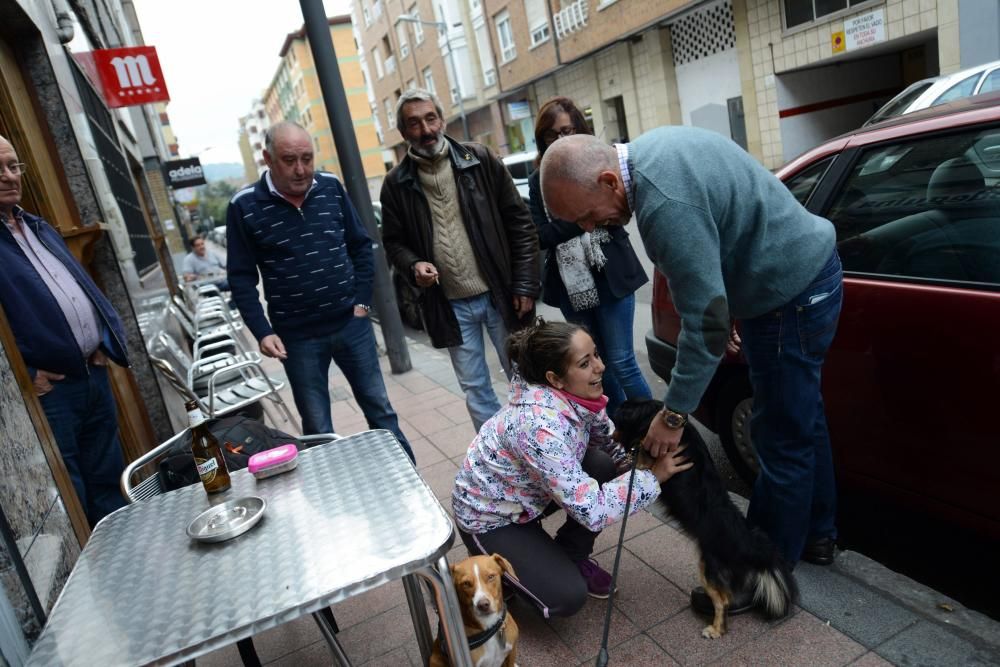 Josín entrega su perro "Trasgu" a Antonia Morales