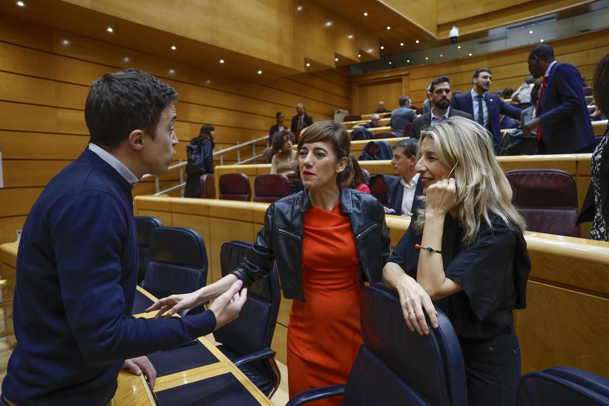 Iñigo Errejón, Marta Lois y Yolanda Díaz en una sesión parlamentaria.