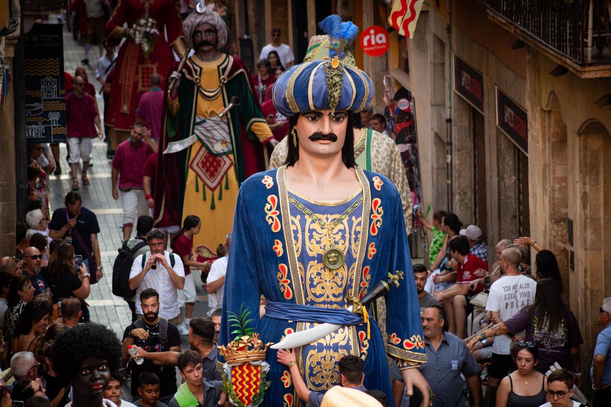 Gegants de Tarragona fent una cercavila pel centre de la ciutat Gegants de Tarragona fent una cercavila pel centre de la ciutat