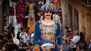 Gegants de Tarragona fent una cercavila pel centre de la ciutat