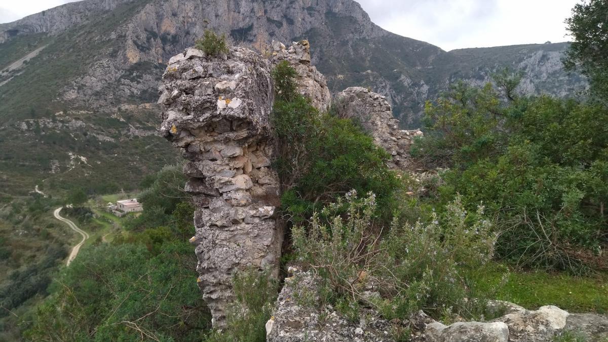 Los tramos de muralla que siguen en pie revelan la potente traza de la fortaleza.