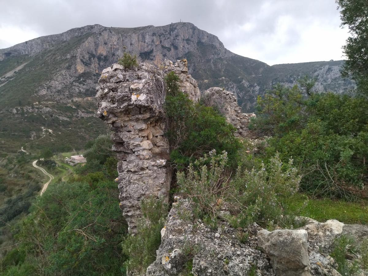 Los tramos de muralla que siguen en pie revelan la potente traza de la fortaleza.