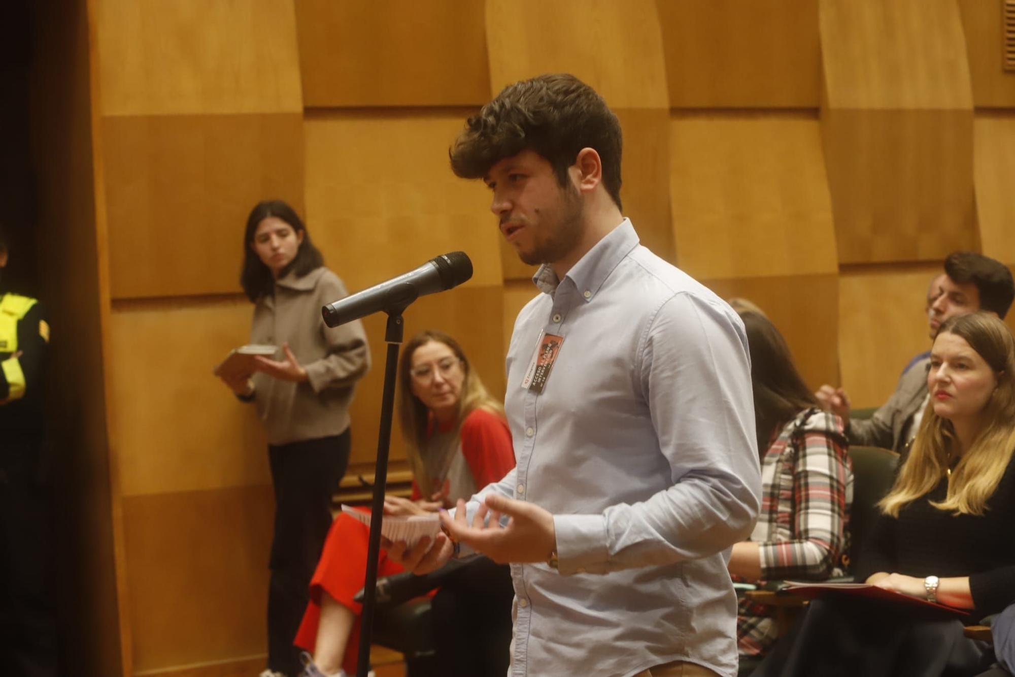 Pleno en el Ayuntamiento de Zaragoza con protesta contra la Ley de Amnistía y Pedro Sánchez