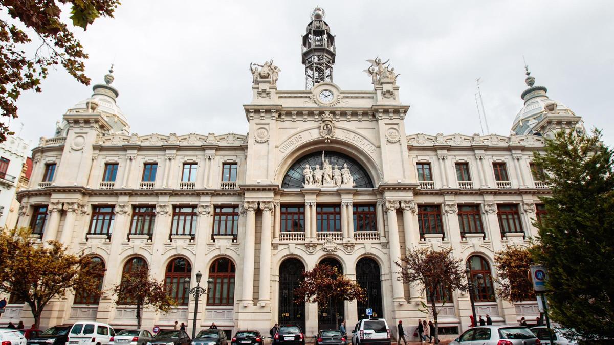 Fachada del edificio de Correos en la plaza del Ayuntamiento