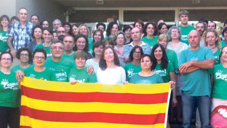 Profesores del IES  Pau Casesnoves de Inca con la bandera a favor del catalán.