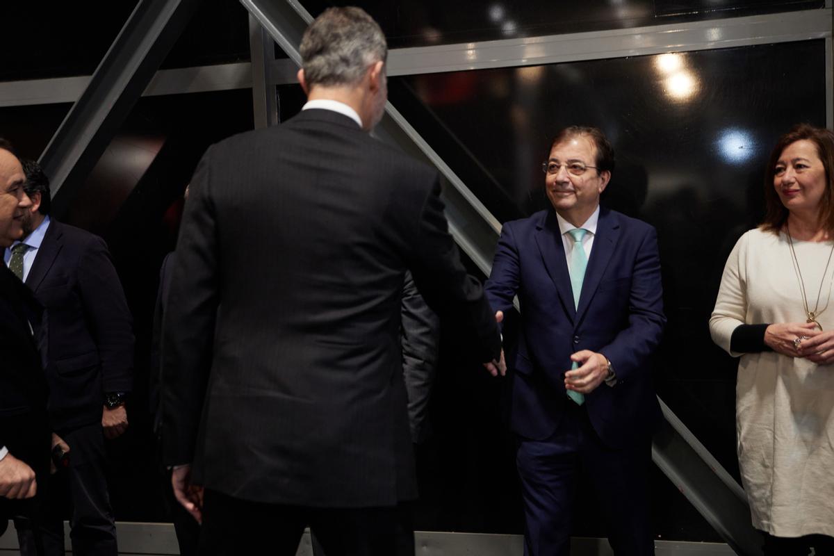 El Rey Felipe VI (1i) saluda al presidente de la Junta de Extremadura, Guillermo Fernández Vara (c), a su llegada a la 43ª edición de la Feria Internacional del Turismo, Fitur 2023, en IFEMA Madrid.