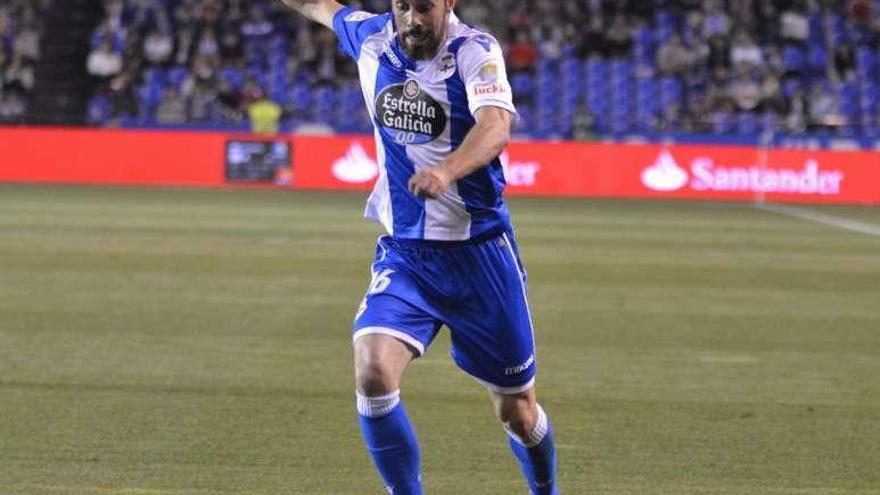 Luisinho golpea la pelota ayer contra el Alavés.