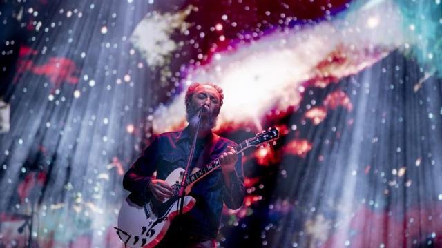 Jota, cantante de Los Planetas, con el universo de fondo en Pirineos Sur.