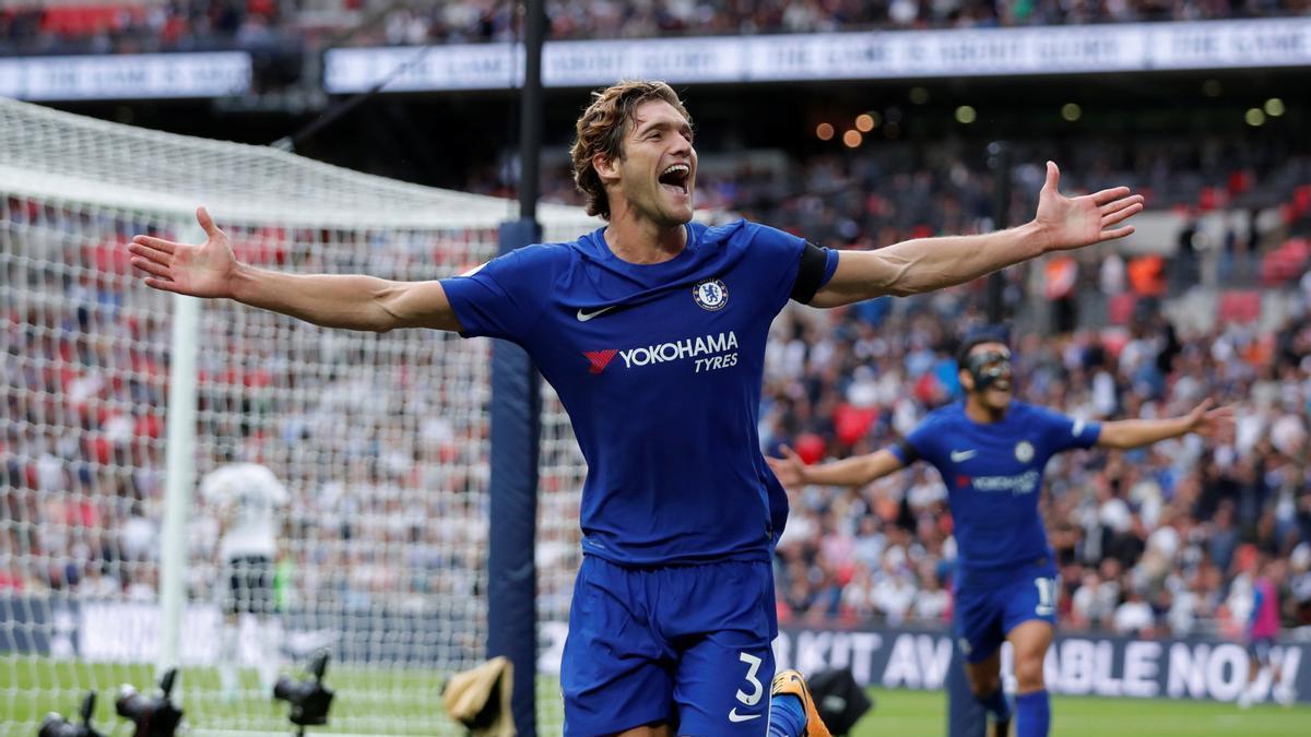 Marcos Alonso, celebra un gol con el Chelsea.