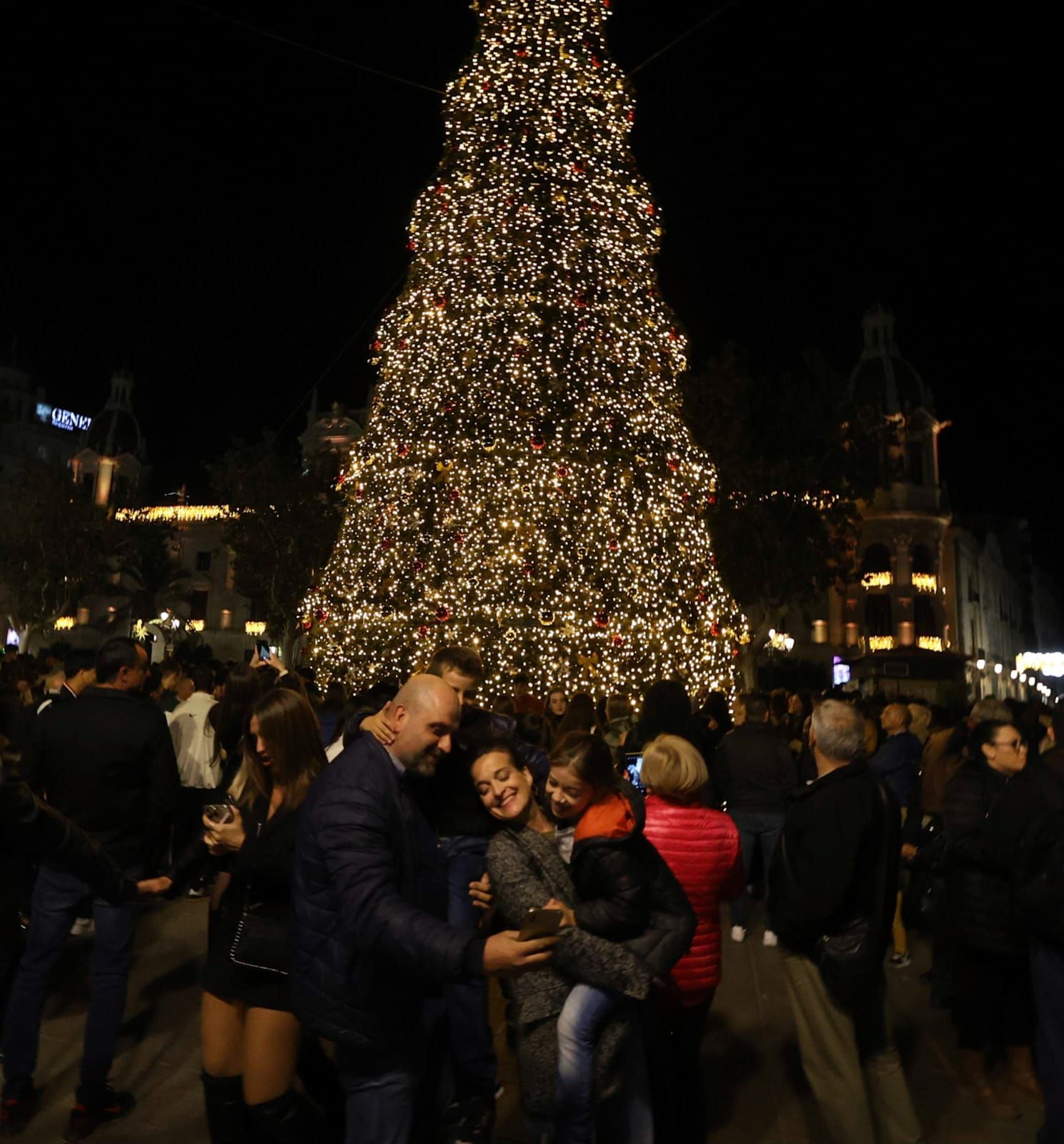 El centro de València, a reventar de gente por la decoración de Navidad