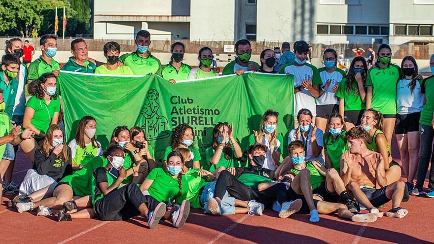 Los atletas del Club Atletismo Siurell posan en la pista tras coronarse campeones de Balears por clubes en masculino y femenino.