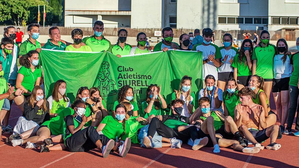 Los atletas del Club Atletismo Siurell posan en la pista tras coronarse campeones de Balears por clubes en masculino y femenino.