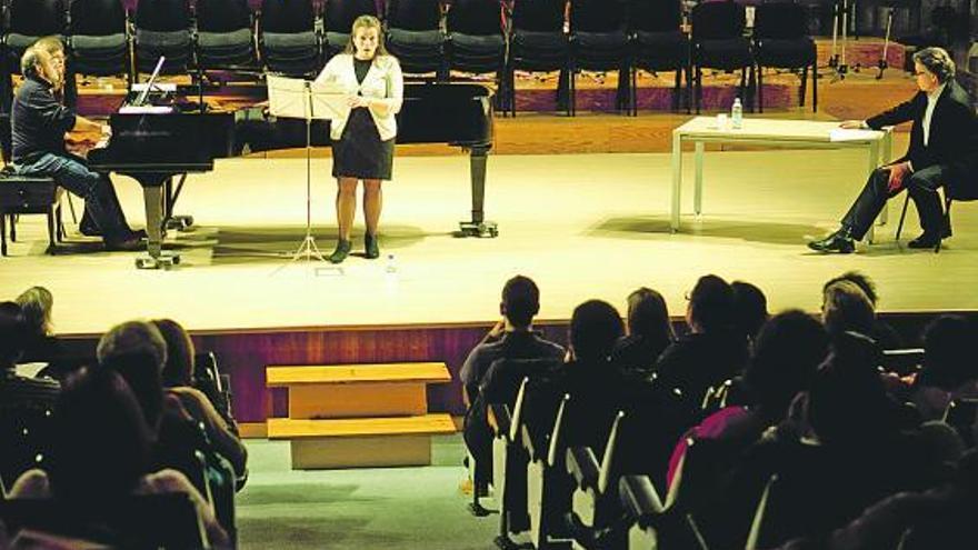 Hampson, en clase, escucha cantar a una alumna.