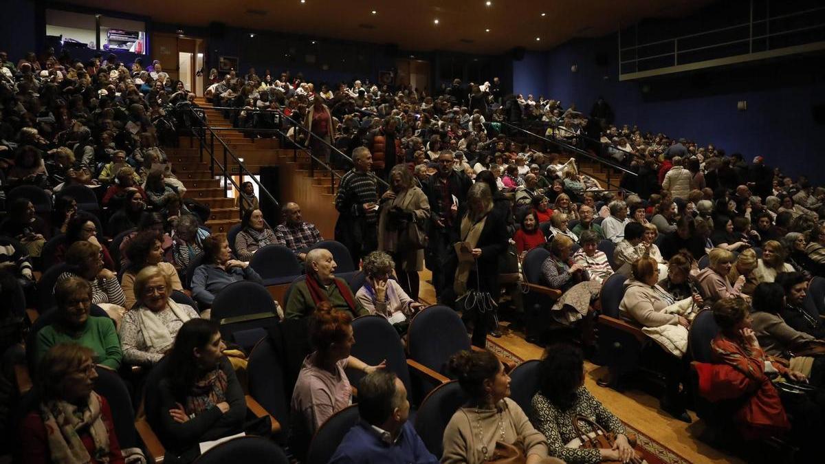 Público en el teatro José León Delestal de La Felguera.