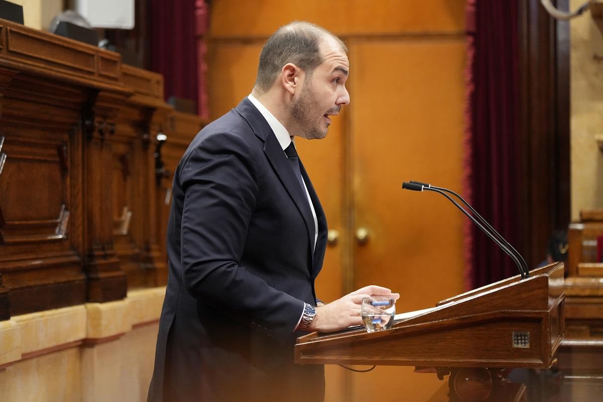 El conseller de la Presidència, Albert Dalmau, durant la compareixença al Parlament per la crisi ferroviària.
