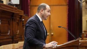 El conseller de la Presidència, Albert Dalmau, durante la comparecencia en el Parlament por la crisis ferroviaria