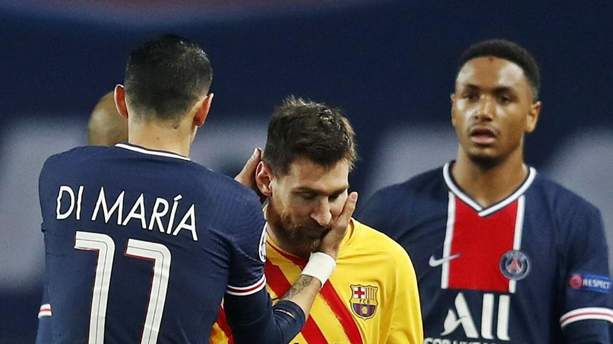 Messi, consolado por su compatriota Di María. |  // REUTERS