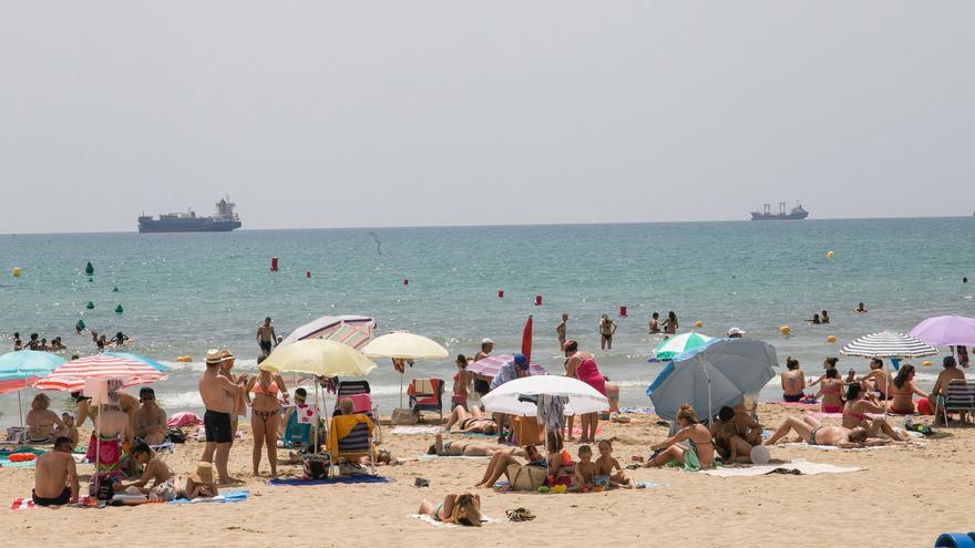 Vecinos y ecologistas piden al Puerto que cambie los puntos de fondeo en la bahía Alicante