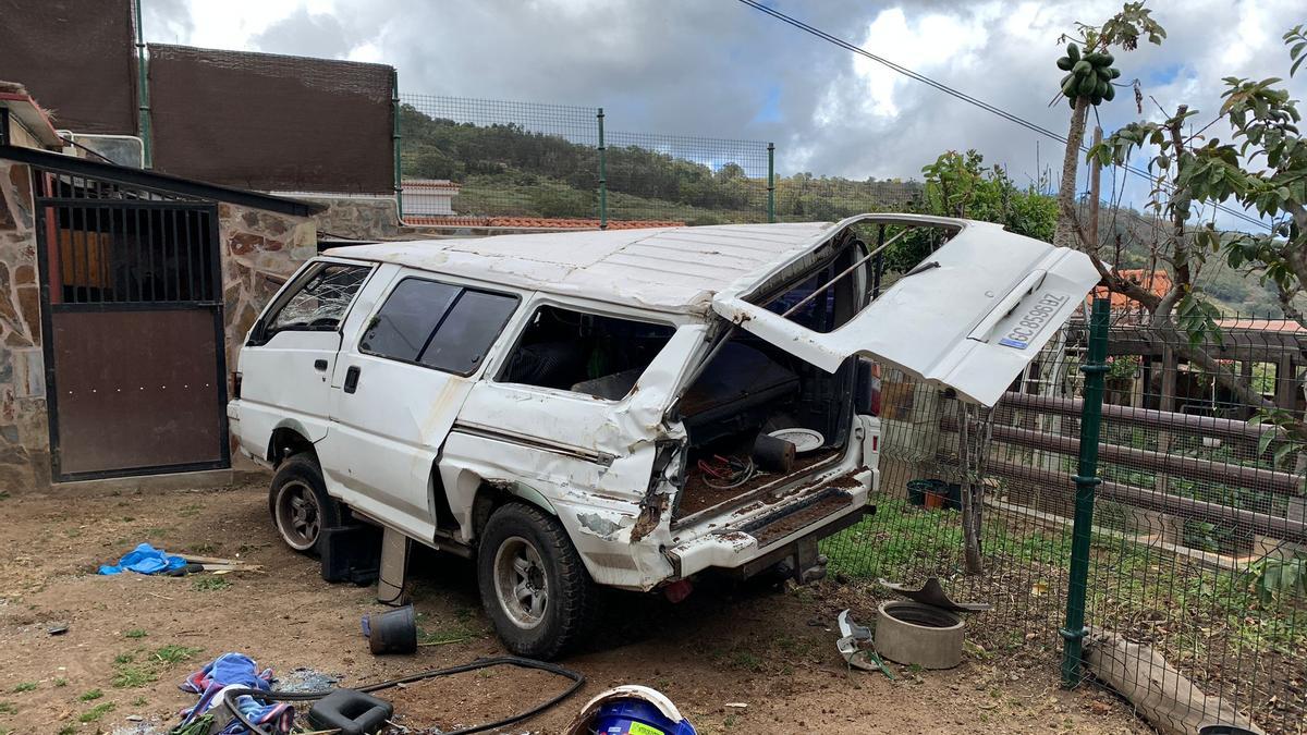Un vehículo se precipita a un jardín de Barranco del Pino, en Teror (15/04/2021)