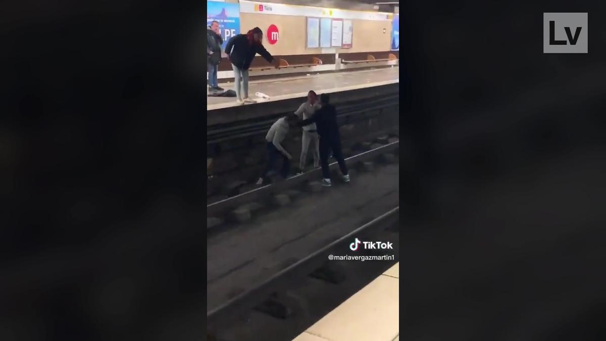 Pelea en las vías del metro de una estación en València