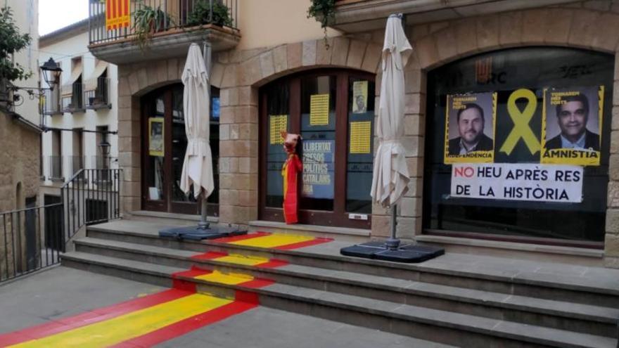 Estat en què van deixar l&#039;entrada del local d&#039;ERC