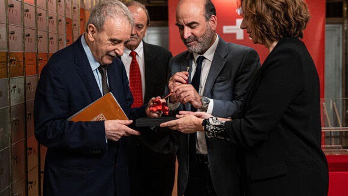 El escritor Manuel Longares recibe la copia de la llave de la caja de seguridad 1091 del Instituto Cervantes