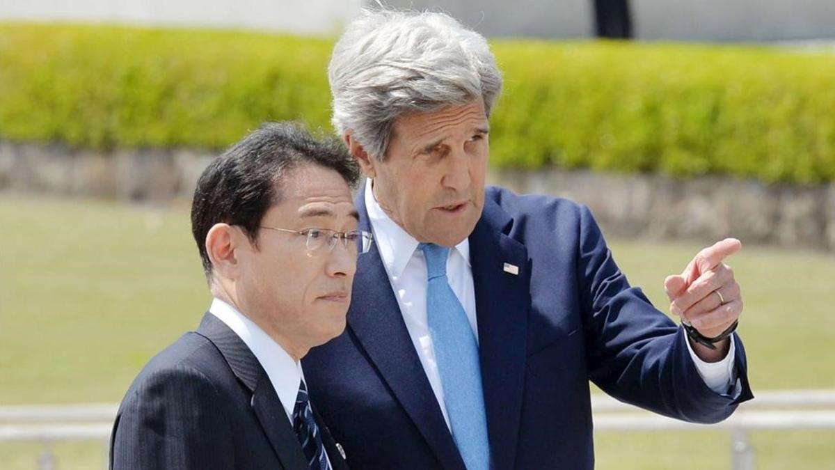 El secretario de Estado de EEUU, John Kerry (derecha), junto a su homólogo japonés, Fumio Kishida, en el homenaje a las víctimas de Hiroshima, este lunes.