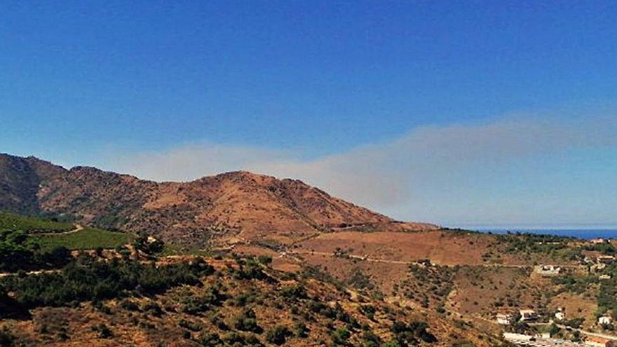 La columna de fum visible des de l&#039;Alt Empordà.