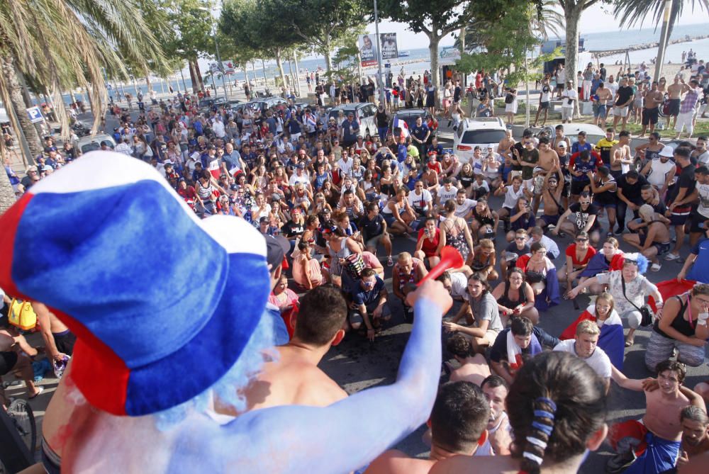 L''afició francesa a Roses celebra la victòria del seu equip al Mundial