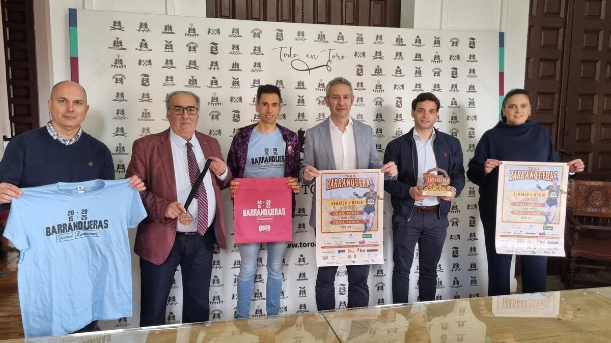 Participantes en el acto de presentación del Trail Las Barranqueras de Toro