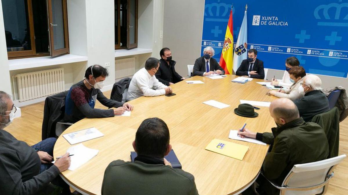 Reunión de Román Rodríguez con representantes de los caminos. |  // XOÁN CRESPO