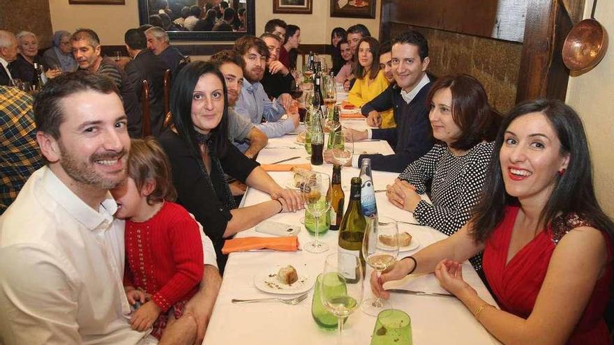 Otro restaurante a tope ayer, en una jornada en la que abundaron las comidas familiares. // Iñaki Osorio