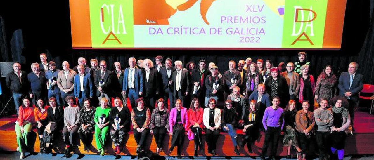 Premiados, autoridades e xurados, onte,  na gala dos premios en Vigo.  | RICARDO GROBAS