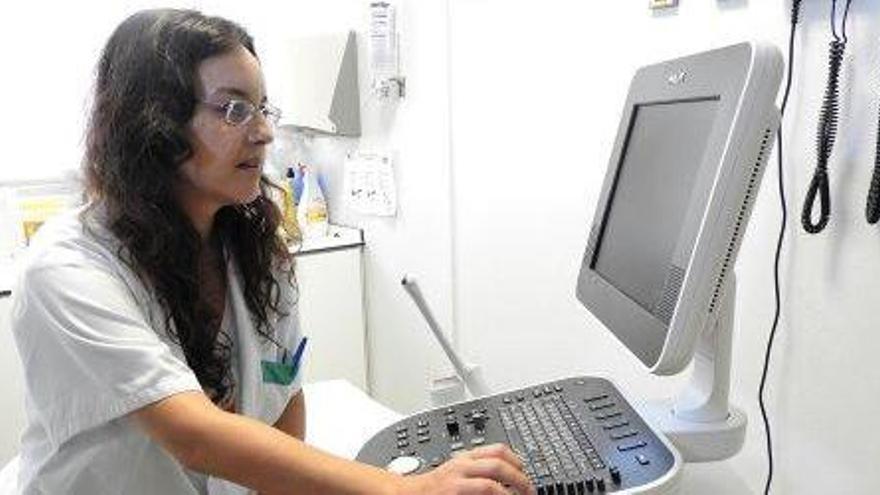 La doctora Isabel Murado, médico internista del hospital de Formentera, junto al aparato.