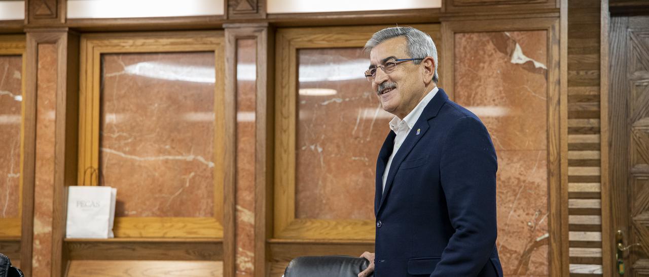 El vicepresidente y consejero de Hacienda, Román Rodríguez, en un Consejo de Gobierno.