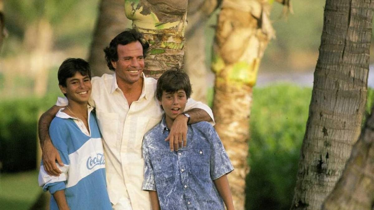 Julio Iglesias con sus hijos, en Hawaii, hace algunos años.