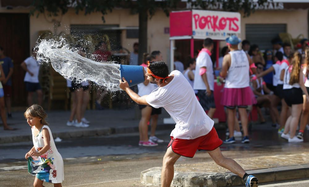 Las 'colles' llenan de color Santa Maria