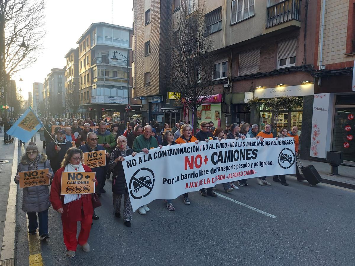 La comitiva partió de Cuatro Caminos y culminará en la plaza Mayor. La consigna está clara. La contaminación fruto del tráfico pesado no afecta únicamente a la zona oeste, es un problema "de ciudad".