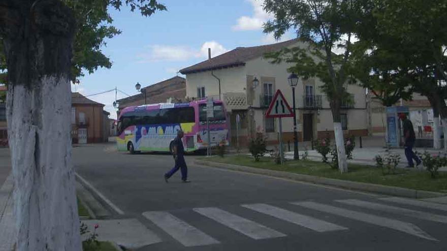 Tres alumnos de la provincia acuden a diario al colegio en taxi con acompañante