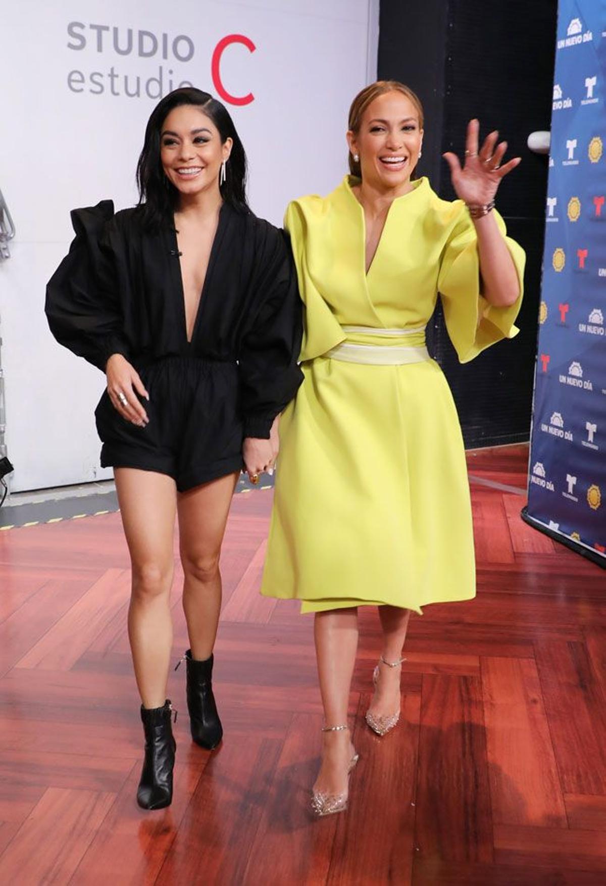 Jennifer Lípez y Vanessa Hudgens en el programa 'Un nuevo día' de Telemundo'