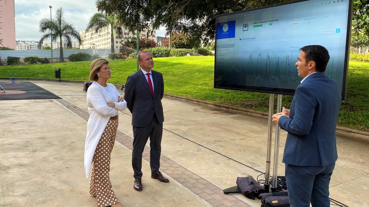 Inmaculada Medina, concejala de Servicios Públicos, Augusto Hidalgo, acalde capitalino; y Manuel Ángel Castellano, director general de Innovación Tecnológica del Ayuntamiento