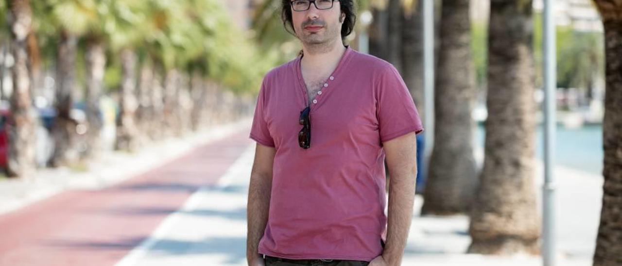 El director y guionista mallorquín Hèctor Hernández Vicens, ayer, en el Paseo Marítimo de Palma.