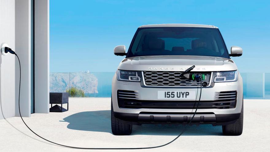 Los PHEV de Range Rover se pueden recargar en una toma de electricidad doméstica.