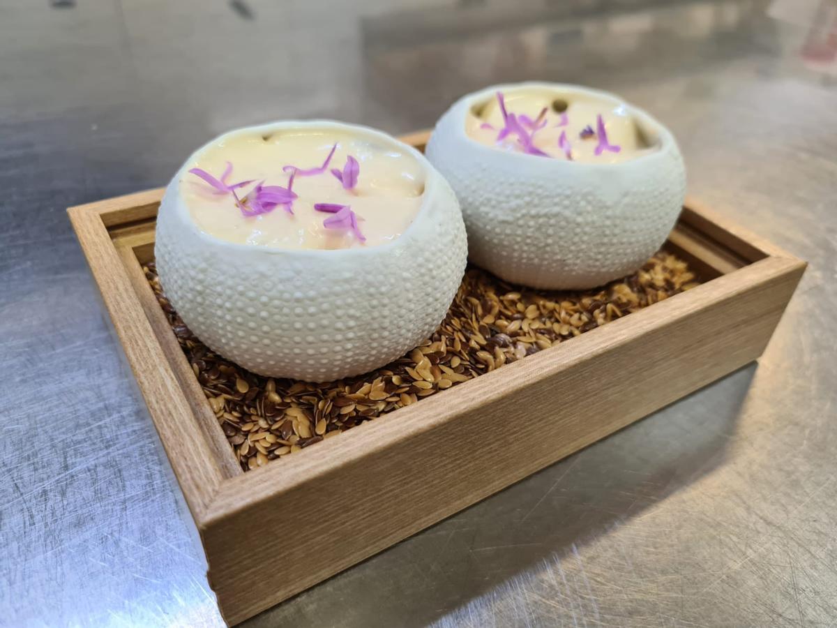 Erizos de mar con espuma de pil pil, uno de los entrantes que se pueden encontrar en la actualidad en el restaurante.