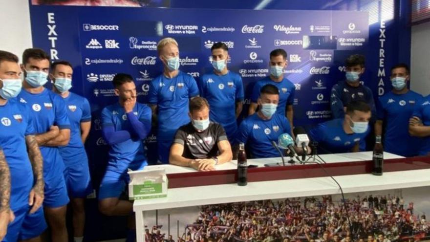 La plantilla y el cuerpo técnico del Extremadura, durante una comparecencia conjunta. | // R. MORÁN