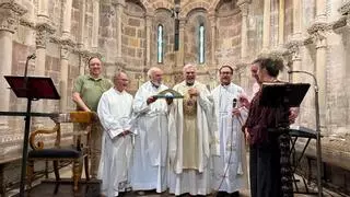 El sacerdote Carlos Capellán, "Puente de Honor" de Amandi (Villaviciosa): "Soy un vecino más, muy de aquí"