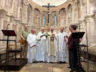 Amandi rinde homenaje a su párroco con el “Puente de Honor”