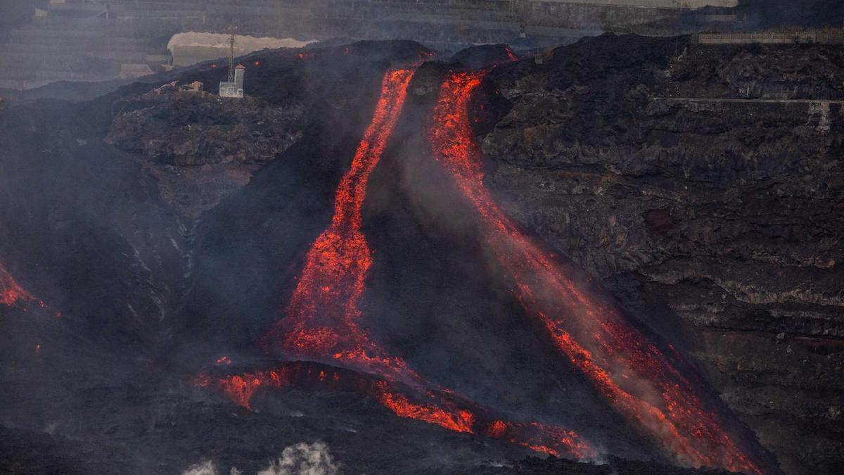 La lava del volcán de La Palma cae sobre la costa.